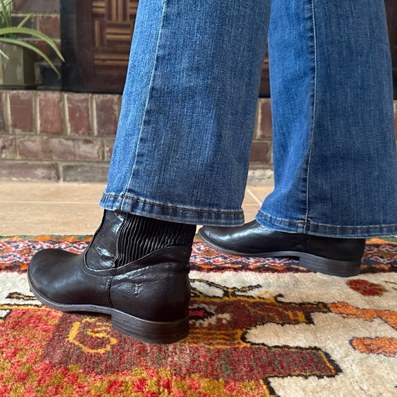 Frye Melissa Scrunch Short Boots. Black leather. Women's Size 7.5 - Picture 3 of 5